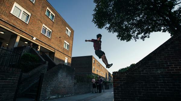 un roman a aruncat de la balcon trei hoti as face o din nou