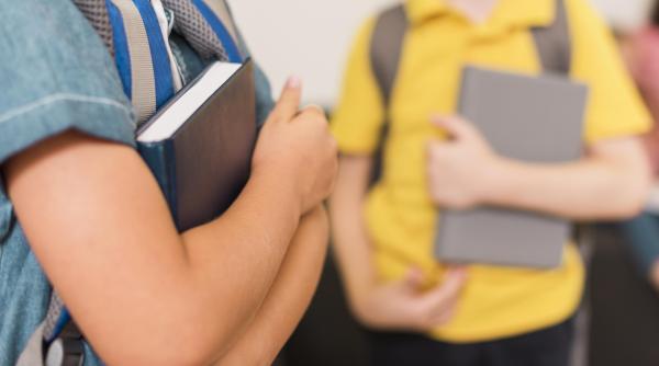 desfiintarea unei scoli din arges subiect de disputa intre parinti si autoritati barbat a intrat in greva foamei ce spune primarul