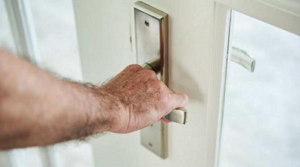 un barbat drogat a dat buzna in apartamentul unei tinere ce a urmat