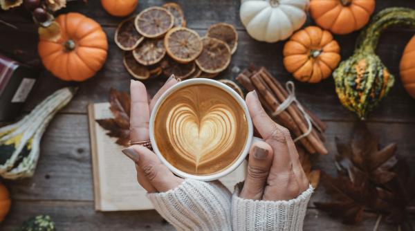 pumpkin spice latte si biscuiti cu scortisoara descopera combinatia perfecta de toamna