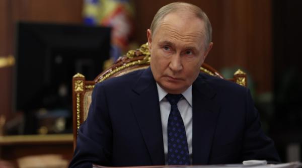 in ciuda destabilizarii economice putin a multumit angajatii de la stat cu cat au crescut salariile functionarilor si diplomatilor