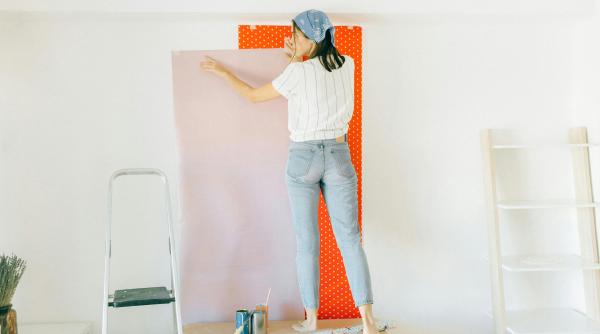 cum iti cureti tapetul de pe pereti fara batai de cap metode rapide si eficiente