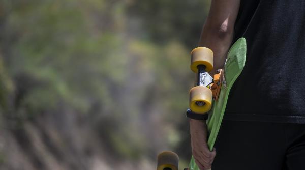 seful pentagonului s a lovit singur cu un skateboard intre picioare in direct la tv video viral