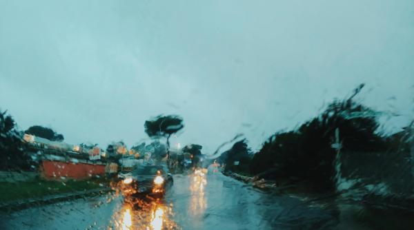 fenomene meteo severe de joi ploi abundente vant de 85 km h la munte lapovita si ninsoare pregatiri de vreme rea