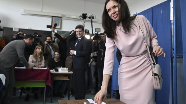 mirabela gradinaru partenera lui nicusor dan a aprins lumina roz la cotroceni foto in articol