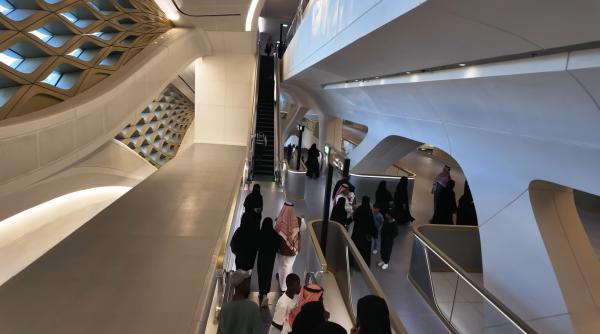 naveta viitorului care uimeste lumea metroul fara conductor din arabia saudita investitia este de miliarde de dolari