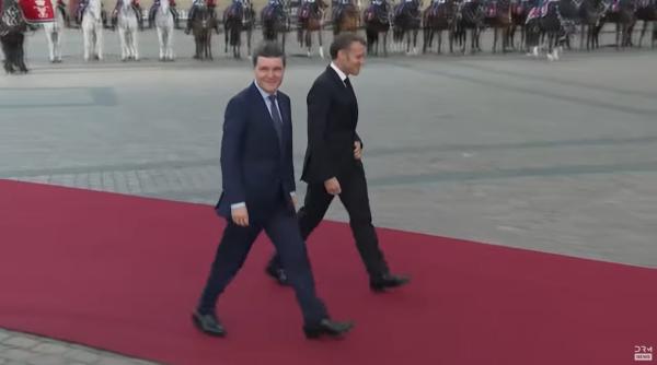 nicusor dan alaturi de emmanuel macron pe covorul rosu in copenhaga video