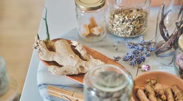 un cercetator de la cambridge a prezentat cinci alternative naturale pentru afectiunile stomacului