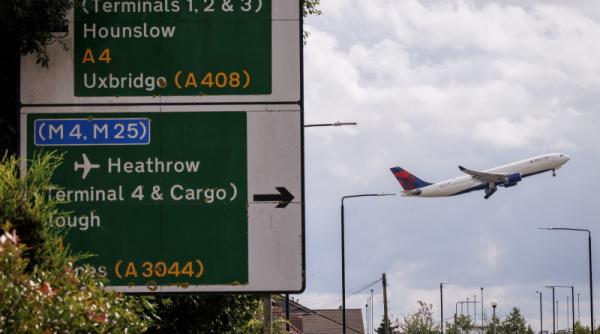 coliziune pe o pista din new york doua avioane delta s au lovit la viteza mica