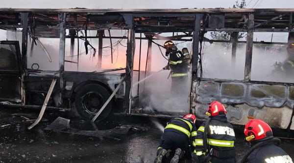 autobuz pentru transportul muncitorilor mistuit de flacari la braila pompierii au intervenit cu patru autospeciale