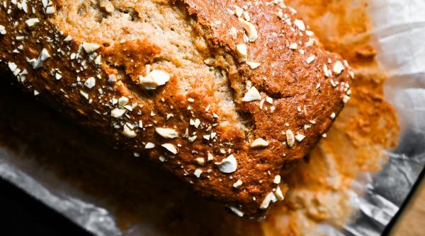 banana bread cu piersici reteta pufoasa si fara gluten care valorifica fructele coapte