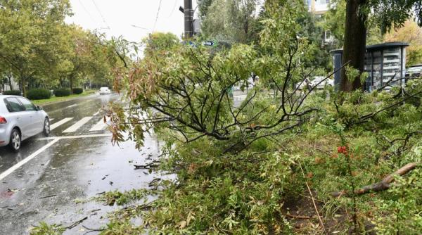 sute de interventii ale pompierilor in bucuresti si ilfov din cauza codului portocaliu