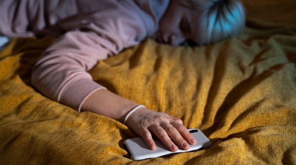 ce se intampla daca dormi cu telefonul langa cap