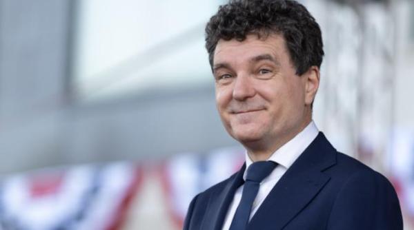 imaginea cu nicusor dan la birou care s a viralizat pe internet cu cine l au comparat internautii foto in articol