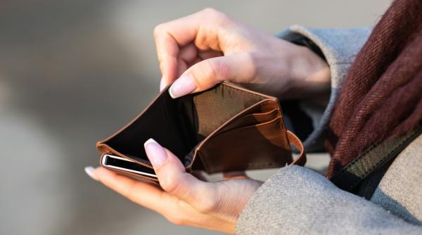 o tanara romanca trage un semnal de alarma ma chinui de la un salariu la altul desi am studii superioare