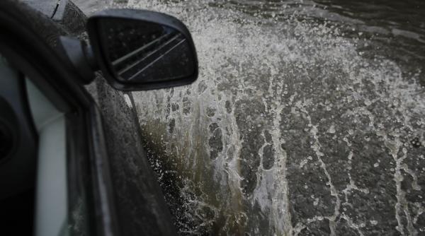 alerte de ploi 8 octombrie ce se intampla acum in tara locuinte fara electricitate autobuze oprite si actiuni de salvare disperate