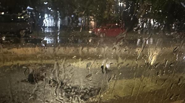 situatie hilara in capitala fantanile din piata unirii pornite in plin cod rosu de ploi prof panisoara un umor cosmic