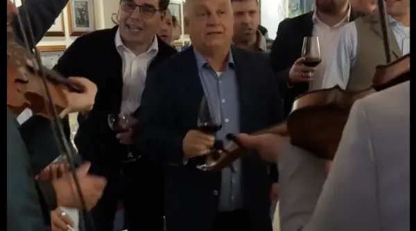 video viktor orban petrecere memorabila in centrul clujului a cantat cu un pahar de vin in mana