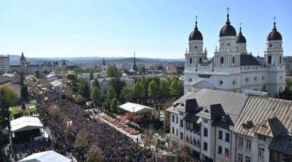 sfanta cuvioasa parascheva mii de pelerini au luat parte la procesiunea calea sfintilor din iasi