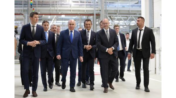 bolojan in vizita la star assembly sebes unde se realizeaza cutii de viteza pentru mercedes benz foto in articol