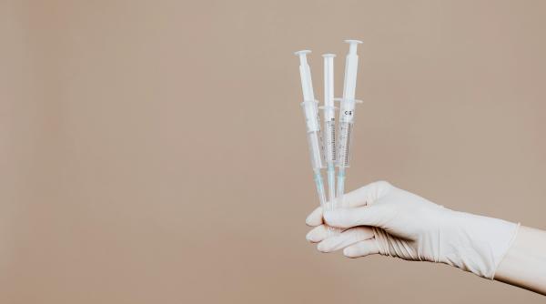 incepe vaccinarea ce se pregateste si de ce e toata lumea cu ochii pe parlament