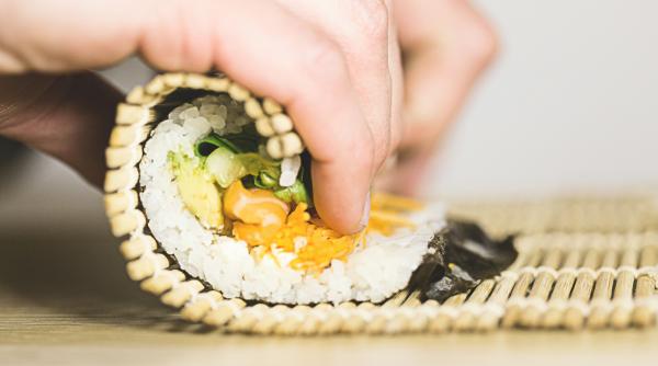 sushi sanatos gatit in casa reteta simpla pe care o puteti pregati in 15 minute