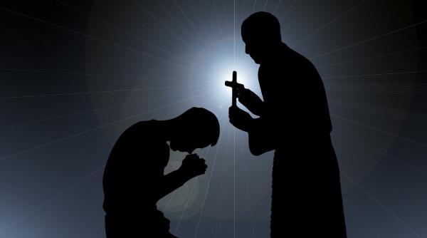 un preot si a facut cont pe onlyfans pentru a deschide o cafenea crestina spune ca se inspira din exemplul lui iisus