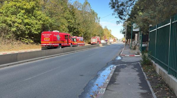 alerta in voluntari doua masini au luat foc iar incendiul s a extins la o teava de gaze