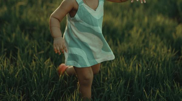 o fetita de doar 3 ani a fost gasita pe strada era imbracata cu o rochita si desculta