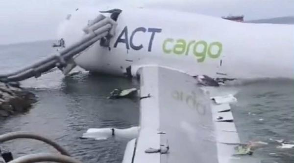 doi morti dupa ce un avion cargo a lovit o masina la aterizare video