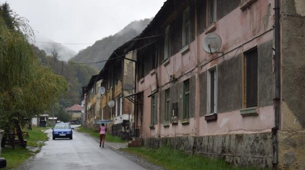 orasul fantoma care gazduia pe vremuri un important centru industrial tinerii fara perspectiva pleaca de aici