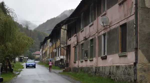 orasul fantoma care gazduia pe vremuri un important centru industrial tinerii fara perspectiva pleaca de aici