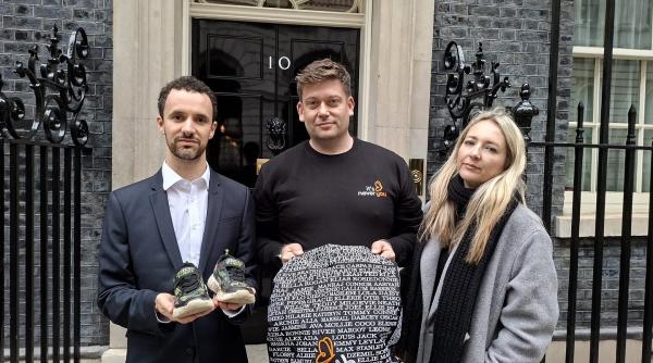 un barbat lupta pentru o lege care sa ajute parintii copiilor bolnavi port un rucsac de 20 kg greutatea fiului meu cand a murit