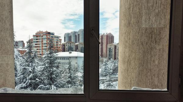 cum sa ti pregatesti termopanele de iarna reglajul te ajuta sa economisesti caldura si sa scapi de condens