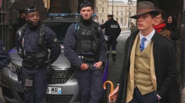 detectivul cu palarie de la luvru noul personaj fenomen care a cucerit internetul dupa jaf