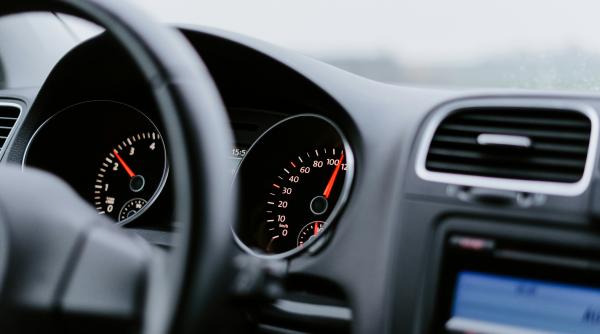 o politista dezvaluie cat de mult poti depasi viteza fara sa fii tras pe dreapta