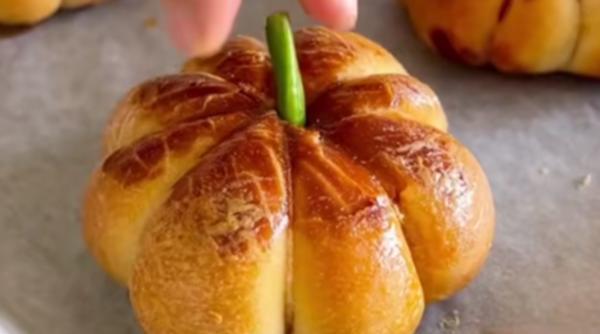 mini pizza in forma de dovleac gustarea perfecta de halloween