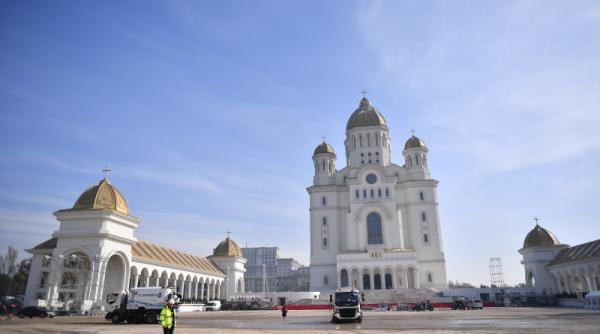 coada de la catedrala nationala a scazut foarte mult cat timp trebuie sa astepti pentru a intra in sfantul altar