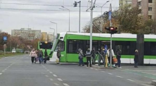 accident intre un autobuz si un tramvai in capitala 8 persoane ranite