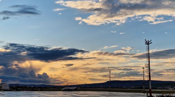traficul aerian de pe aeroportul cluj napoca suspendat dupa ce unui pilot i s a facut rau
