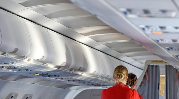 zbor de cosmar un pasager a fost dur criticat pentru ca a inceput sa manance inainte sa fie toata lumea servita