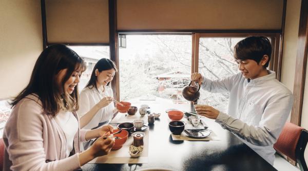 motivul pentru care chinezii beau intotdeauna lichide calde in timpul mesei