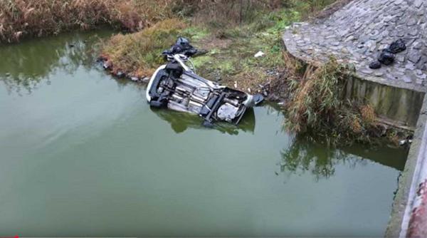 sase morti si patru raniti dupa ce o masina inmatriculata in romania urmarita de politie a cazut intr un lac din bulgaria