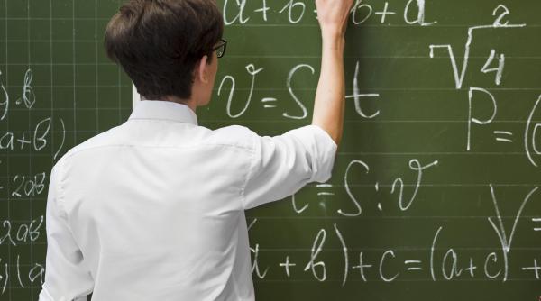 absolventii de liceu ar putea incheia studiile in doar 3 ani cu acces direct pe piata muncii