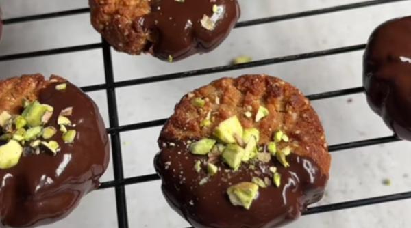 biscuiti cu crema de migdale si arahide o reteta ieftina cu doar trei ingrediente