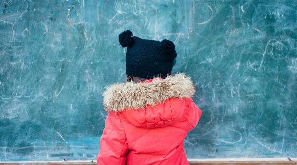 elevi tinuti in frig la ore cu gecile pe ei dupa pensionarea fochistului post blocat de ordonanta trenulet