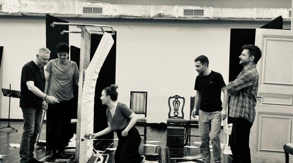 teatrul excelsior prezinta premiera spectacolului metamorfoza de franz kafka in regia lui yuri kordonsky