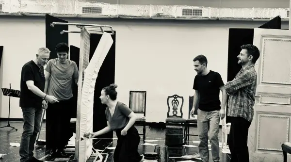 teatrul excelsior prezinta premiera spectacolului metamorfoza de franz kafka in regia lui yuri kordonsky