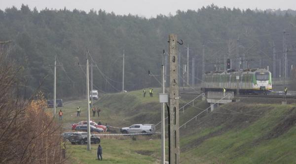 sine de cale ferata aruncate in aer in polonia premierul tusk acuza un sabotaj fara precedent