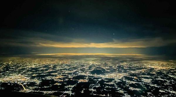 spectacol aerian deasupra egiptului piramidele din giza vizibile printre valuri de ceata foto video